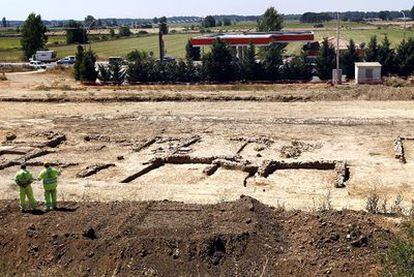 Restos arqueológicos encontrados en el trazado de la futura autovía León-Valladolid en el yacimiento de Lancia, a la altura de Villasabariego (León).