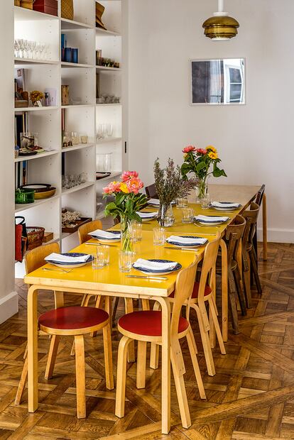 Una mesa preparada por Rose Chalalai en su casa.