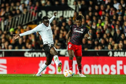 Diakhaby ante Nico Williams, en el partido entre el Valencia y el Athletic.