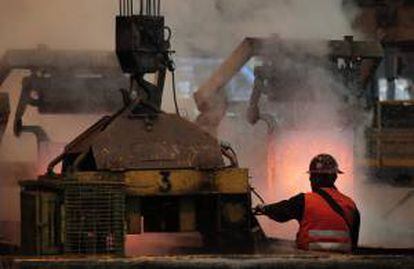 Un operario en el enfriamiento de ánodos de cobre en la fundición de la mina El Teniente, de la Corporación del Cobre (Codelco), en la región de O'Higgins, a 120 kilómetros al sur de Santiago (Chile).