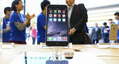 Un iPhone 6 es mostrado en una tienda Apple en Pekín (China) mercado de especial interés para la Pyme española EFE/Diego Azubel
