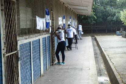 Miembros de juntas receptoras de votos esperan a los votantes, el domingo en Managua.