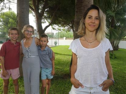 María Iranzo, en primer plano, junto a sus hijos Luis y Álvaro y su madre, Mayte Cabrera, en Denia (Alicante), el jueves.