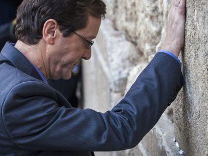 El laborista Isaac Herzog reza en el Muro de las Lamentaciones.