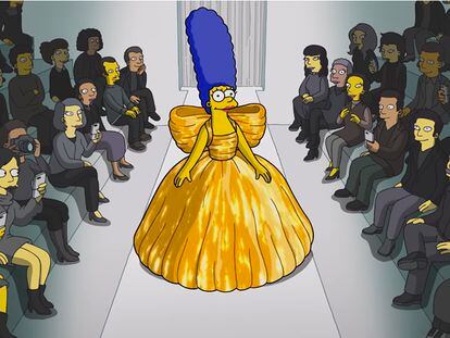Marge Simpson con su vestido de lazo dorado en su desfile de Balenciaga (proyectaron un capítulo especial de Los Simpson).
