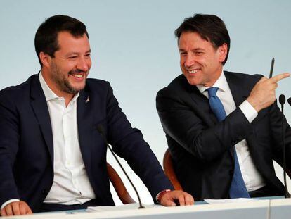El vicepresidente del Gobierno italiano, Matteo Salvini, y el presidente, Giuseppe Conte, en Roma, el pasado martes. En vídeo, declaraciones del primer ministro.