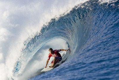 Andy Irons corta una ola en un campeonato de surf en Tahití.