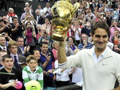 Federer, con el trofeo de Wimbledon