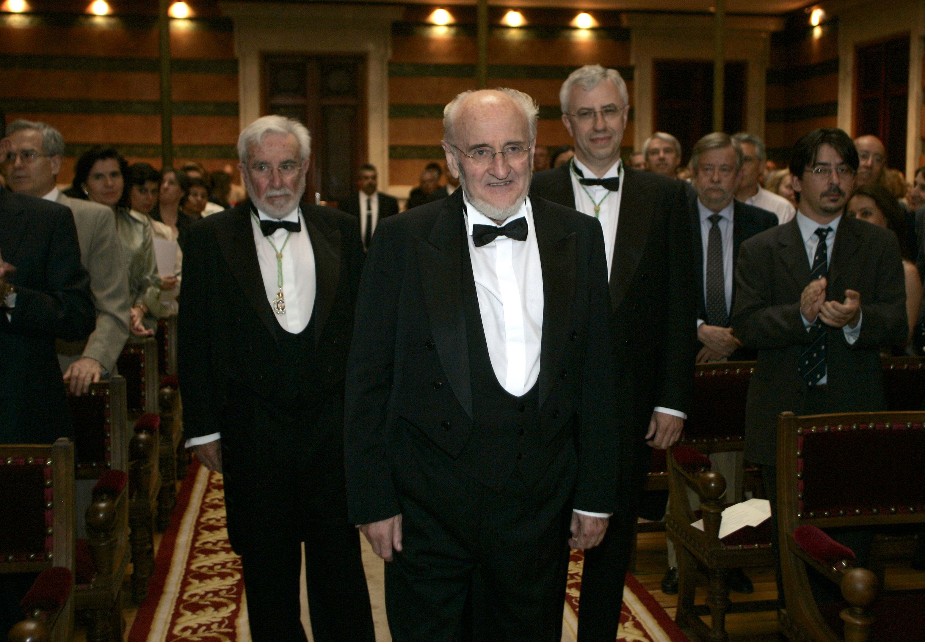 Álvaro Pombo (centro), junto a los académicos José Manuel Sánchez Ron y Carlos Castilla del Pino, a su llegada al acto celebrado en 2004 en Madrid, en el que el escritor santanderino ingresó en la Real Academia Española de la Lengua. 