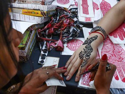 Tatuaje de henna negra, que incorpora un ingrediente artificial para asegurar un color m&aacute;s oscuro que el del tinte natural.