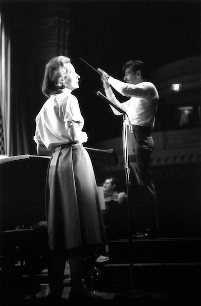 Bernstein ensaya ‘Juana de Arco en la hoguera’, de Honegger, con su esposa, Felicia Montealegre, en el Carnegie Hall, en abril de 1958.