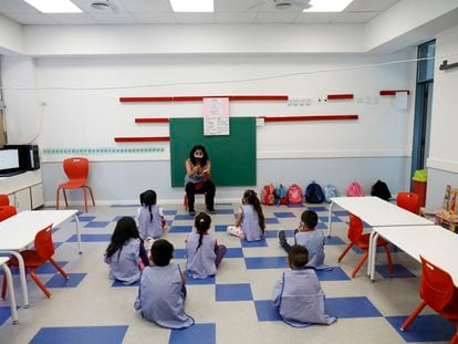 Una profesora junto a sus alumnos de cinco años en el primer día del curso escolar 2021, en Buenos Aires.