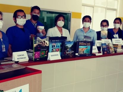 El equipo de salud mental del Hospital de Emergencias de Vitarte, con algunas donaciones de libros para pacientes, en Lima (Perú).
