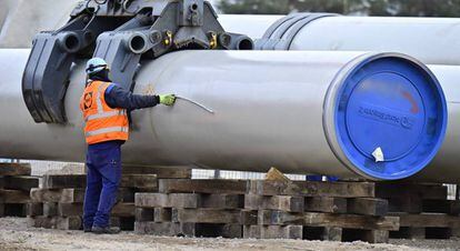 Un hombre trabaja en las obras del gasoducto Nord Stream 2 en Lubmin, al noreste de Alemania, a finales de marzo.