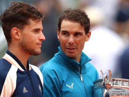 Thiem y Federer posan tras la final del domingo en París.