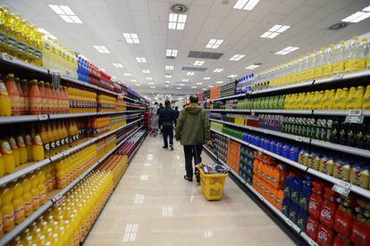 Sección de refrescos de un supermercado de Roma (Italia).