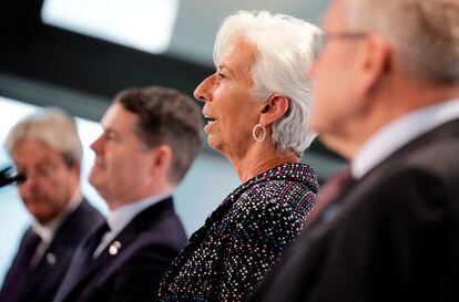 From left: the European Commissioner for the Economy, Paolo Gentiloni, the President of the Eurogroup, Pascal Donohoe, the President of the ECB, Christine Lagarde, and the head of the ESM, Klaus Regling.