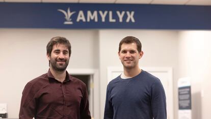 Los cofundadores de Amylyx, Joshua Cohen (a la izquierda) y Justin Klee, en la sede de la compañía en Cambridge (Massachusetts), en una imagen de 2018.