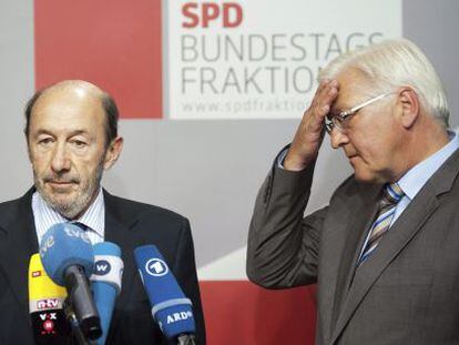 Rubalcaba, junto al líder de la oposición alemana, Steinmeier.