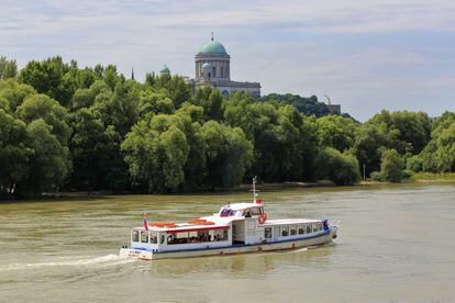 El <a href="https://wowhungary.com/es/destinations/el-recodo-del-danubio-223" target="_blank">recodo o rodilla del Danubio </a> es una sinuosa curva que marca el río justo en la frontera entre Hungría y Eslovaquia, formando cerrados meandros y virando bruscamente hacia el sur, a unos 30 kilómetros al norte de Budapest. Es un tramo fácilmente navegable en cuyas orillas se yerguen fortalezas como la del monte Visegrád y ciudades tan bellas como Esztergom.