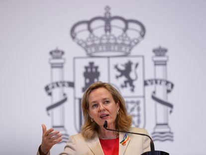 Nadia Calviño, vicepresidenta primera del Gobierno, tras la reunión con las patronales bancarias, este jueves en Madrid.