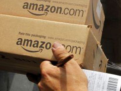 Una persona recogiendo unos paquetes de Amazon.
