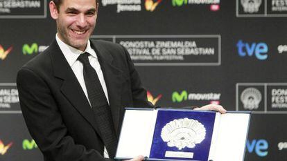 El director Fernando Eimbcke muestra la Concha de Plata al mejor director, tras la gala de clausura de la 61 edici&oacute;n del Festival Internacional de Cine de San Sebasti&aacute;n.