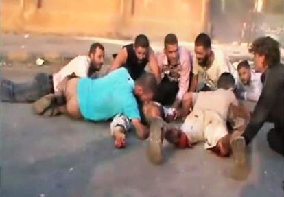 Imagen de un vídeo de YouTube de heridos durante la represión en Hama el 31 de julio.