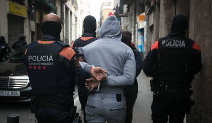 Los Mossos detienen a un sospechoso en la macroperación contra narcopisos.