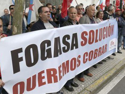 Trabajadores afectados por el atraso en los pagos del Fondo de Garant&iacute;a Salarial (Fogasa) protestan ante el Parlamento gallego