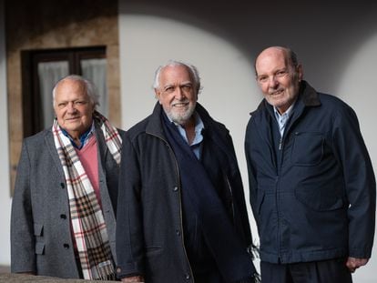 Los jueces argentinos Guillermo Ledesma, Ricardo Gil Lavedra y Jorge Valerga Aráoz, en el Colegio Arzobispo Fonseca de Salamanca, el 5 de noviembre.