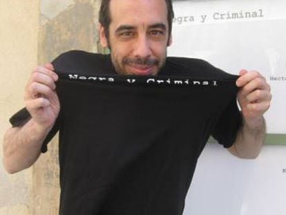 Carlos Bassas en la puerta de Negra y Criminal.