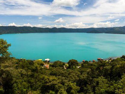 El lago de origen volcánico que cambia de color en El Salvador