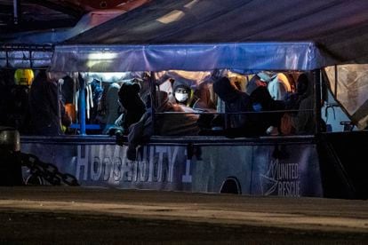 Migrantes, en la cubierta del barco de rescate 'Humanity 1', este domingo en el puerto siciliano de Catania (Italia). 