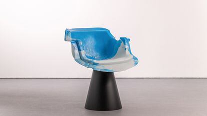 Pieza con peana central (existe versión con cuatro patas) de la serie titulada 'Biografía de una silla', de Oiko Design, expuesta en la galería Il.lacions (Barcelona).