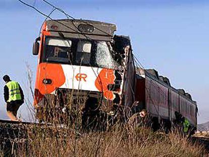 Un técnico de Renfe observaba ayer los daños en el tren que descarriló tras el accidente.