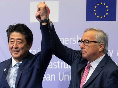 El primer ministro japonés, Shinzo Abe y el presidente de la Comisión Europea (CE), Jean-Claude Juncker, tras la firma de un acuerdo de conectividad sostenible, el pasado 27 de septiembre. OLIVIER HOSLET (EFE)  