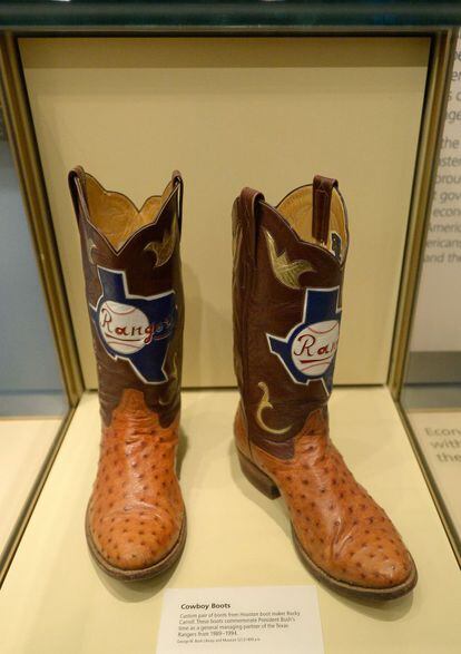 Par de botas de cowboy que conmemoran la temporada en que el expresidente Bush fue gerente del equipo de béisbol de los Texas Rangers.