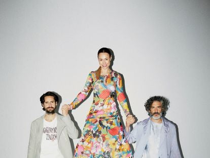Leonardo Sbaraglia vestido de Emporio Armani, Natalia Verbeke, de Missoni, y Juan Diego Botto (camiseta Dolce&Gabbana y traje Emporio Armani) posan para ICON