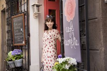 Leticia Dolera en la puerta de la cafetería Camelia, en Barcelona.