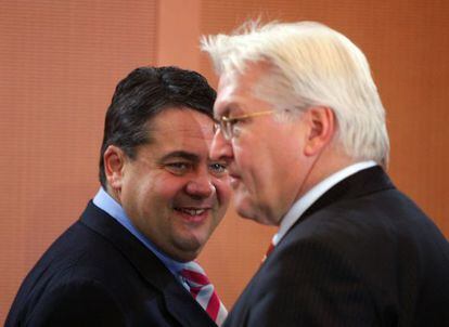 Frank-Walter Steinmeier, de espaldas, y Sigmar Gabriel, actual presidente del SPD.