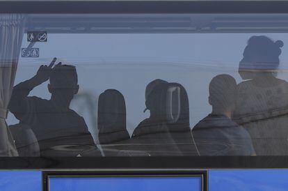 Los jóvenes procedentes de Mallorca en el autobús después de llegar al puerto de Valencia.