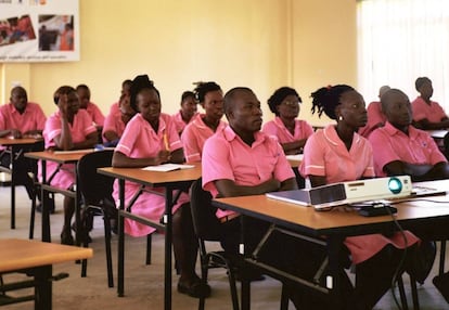 Hombres y mujeres del programa de obstetricia del Hospital Universitario de Yuba asisten a una clase.