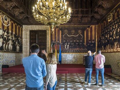 Las pinturas del siglo XVI que decoran las paredes de la sala de Corts del Palau de la Generalitat Valenciana reflejan las instituciones medievales.