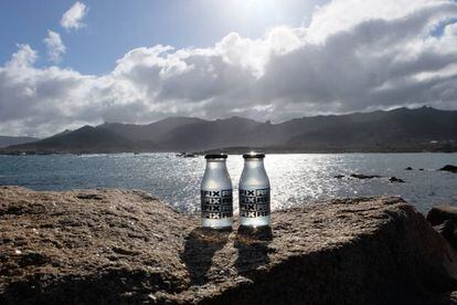 Botellas de Refix sobre las rocas de Sabadelle.