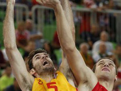 Rudy lucha por la pelota ante el croata Bogdanovic.