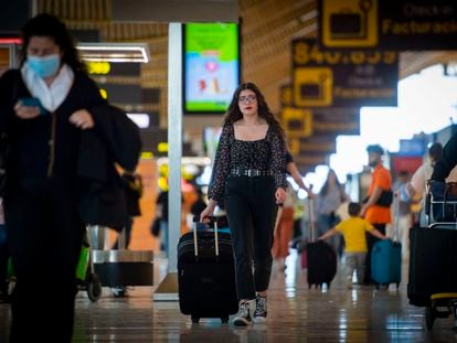 Karla Z. V. en el aeropuerto de Barajas el 11 de mayo, portando su maleta, en cuyo bolsillo exterior la Guardia Civil encontró una pistola días antes.
