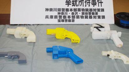 Imagen de las pistolas incautadas al acusado, el pasado mayo.