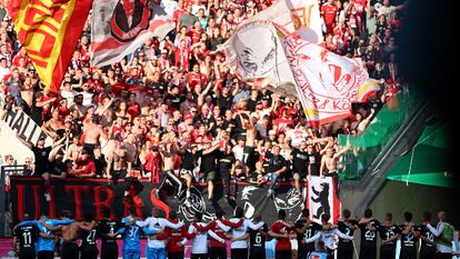 Los jugadores del Unión Berlín festajan con la grada su último triunfo en la Bundesliga ante el Colonia el pasado domingo.