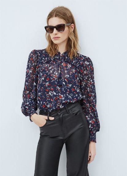 Si buscas una de esas compras de rebajas que amortizar todo el otoño, te gustará esta camisa estampada de flores con cuello peter pan y manga abullonada. Es de Pepe Jeans y, con un 50% de descuento, se queda en 37,50 euros.